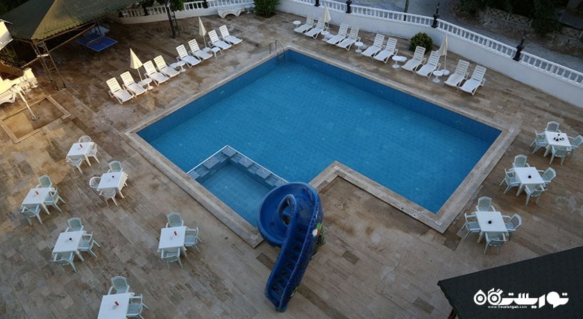 دورنمای استخر روباز